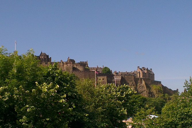 Private Walk: Edinburgh Old Town and New Town - Price and value: when a group tour beats solo sightseeing