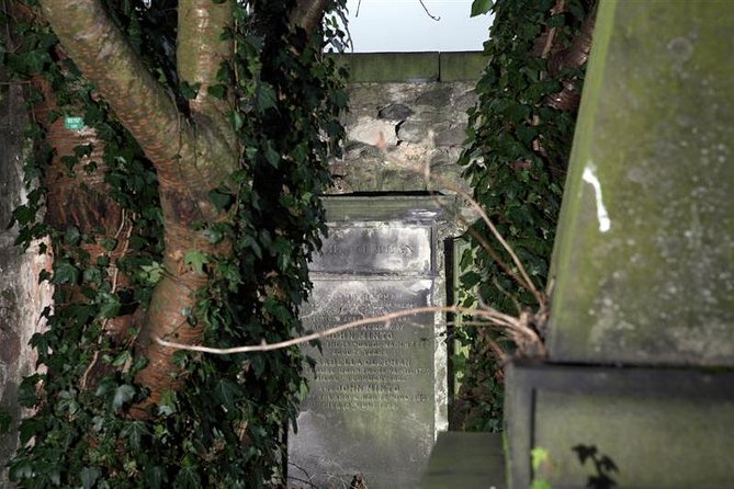 Small Group Edinburgh Underground Vaults & Graveyard Ghost Tour - Old Town Starts at Mercat Cross (and Sets the Tone Fast)
