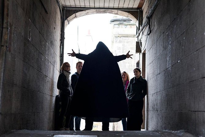 Small Group Ghost Tour incl. Underground Vaults & free drink in Megget's Cellar - Where the Spook Starts: Mercat Cross to Old Town Night Walk