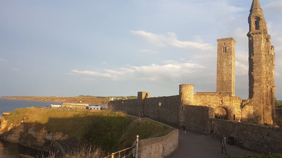 St Andrews: Town, Golf, and Old Course History Tour - From the Bishop’s Palace ruins to the Scores: power, wealth, and university glamour