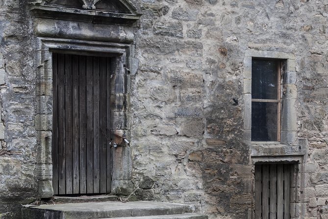 The Outlander 1 Day Experience - Linlithgow Palace Ruins: Mary Queen of Scots to Wentworth Prison